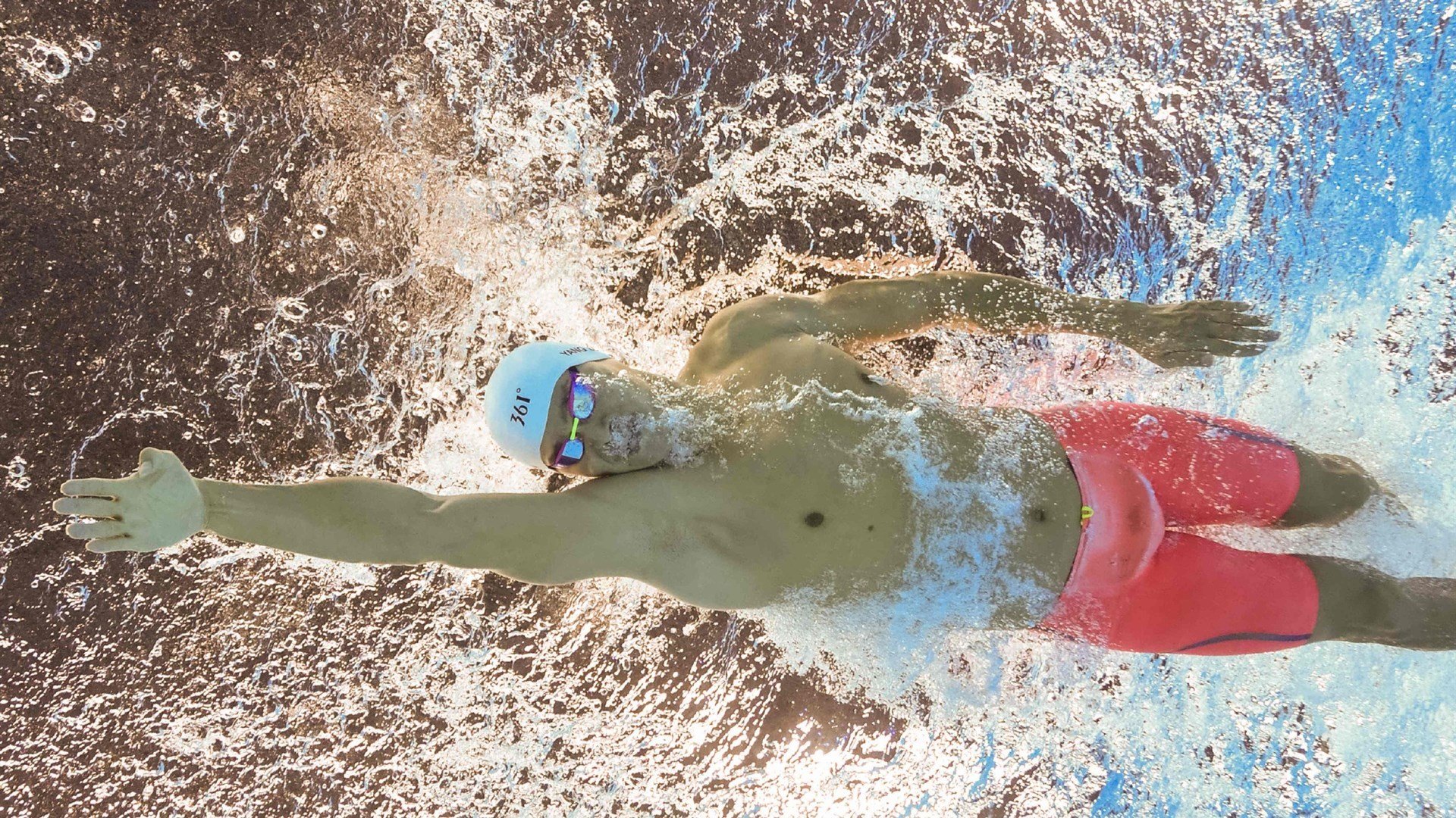 伊利亚·哈伦男子100米蝶泳决赛惊艳亮相,男子100米蝶泳 盖伊